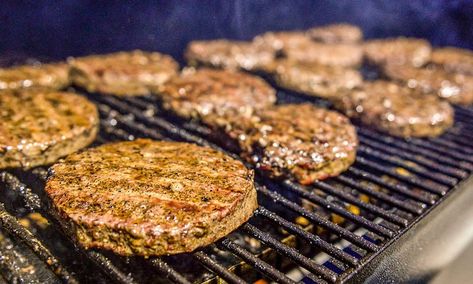 How to Grill Burgers: The Best Smoked Burgers Tregger Cooking, Making Hamburger Patties, Best Burger Seasoning, Smoked Hamburgers, Burgers On The Stove, Grill Burgers, Homemade Ketchup Recipes, How To Cook Hamburgers, Traeger Cooking