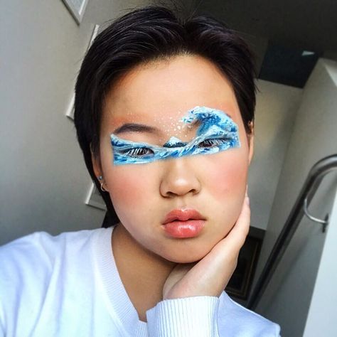 Ti (tea) sur Instagram� : the great wave off kanagawa Inspired by @glamaliee and @kajtrainor Instagram kinda killed the quality but ehh I hope y'all are doing well… Lighthouse Photoshoot, Moana Makeup, Eyeliner Art, Artsy Makeup, Makeup Inspired, Face Paint Makeup, The Great Wave, Alternative Makeup, Great Wave Off Kanagawa