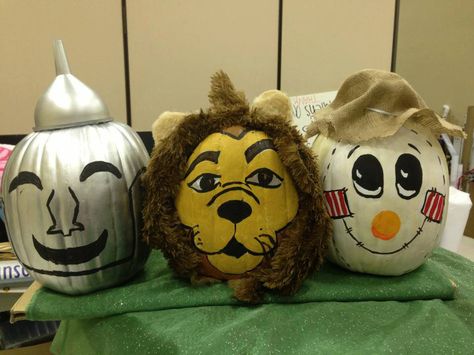 Wizard of Oz themed painted pumpkins for the Giant Pumpkin Festival in Elk Grove, California during the first weekend in October! Made by Sara Schlussler #pumpkins #Halloween #cowardlylion #tinman #scarecrow Lion Pumpkin, Halloween Wars, Book Pumpkins, Storybook Pumpkin, Pumkin Ideas, Book Character Pumpkins, Story Book Pumpkin, Pumpkin Idea, Halloween Costumes Scarecrow