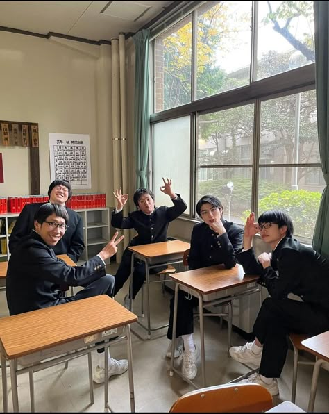 Group Pose Reference, Japanese Classroom, Kyoya Honda, Daytime Shooting Star, Group Pose, Oc Group, Aesthetic Pose, Pose Study, Photography Reference