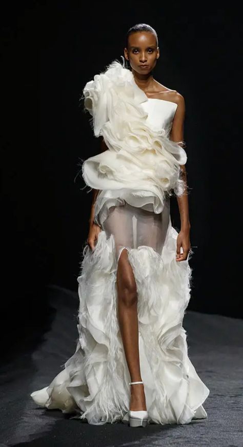 White On White Fashion, Avant Garde Bridal, Avant Garde Fashion Couture, Volume Fashion, Music Inspired Fashion, Structured Fashion, Fashion Competition, Catwalk Models, Big Dresses