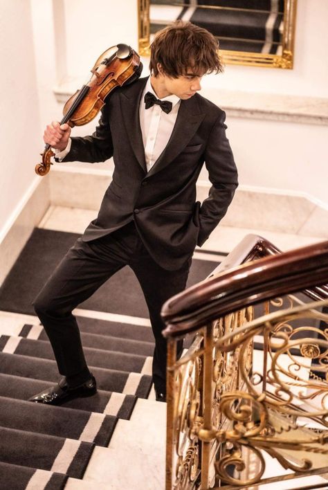 Alexander Rybak Fairytale, Alexander Ryback, Grey's Anatomy Quotes, Legendary Singers, Eurovision Songs, Famous Singers, Violinist, Pose Reference Photo, Attractive People