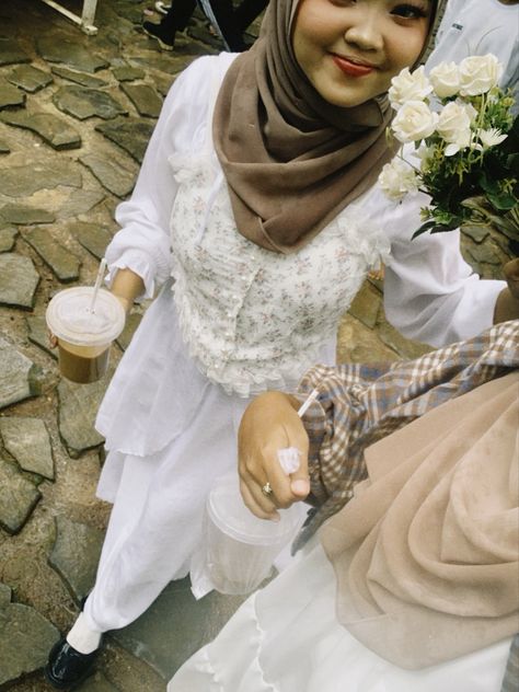 Cottage Core Outfit, Cream Outfit, Ootd Hijab Casual, Hijabi Fits, Hijabi Aesthetic, Casual Hijab, Hijab Ootd, Ootd Dress, Casual Hijab Outfit