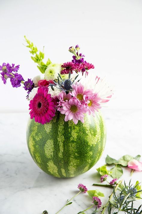 Summer Centerpiece Ideas, Watermelon Centerpiece, Watermelon Flower, Weather Crafts, Diy Outdoor Bar, Summer Diy Projects, Summer Centerpieces, Inexpensive Crafts, Fiesta Tropical