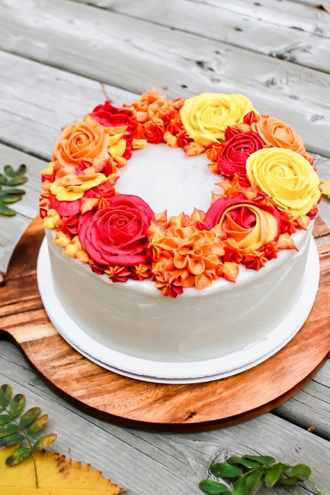 A beautiful fall-themed buttercream flower wreath cake idea! So perfect for autumn cake decorating. Thanksgiving Cake Ideas, Fall Cake Decorating, Thanksgiving Cakes Decorating, Fall Cakes Decorating, Fall Cake Ideas, Fall Birthday Cakes, Autumn Cakes, Thanksgiving Goodies, Thanksgiving Cake