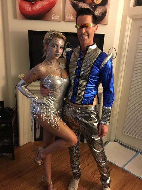 Shooting Star and Galaxy Man couples Halloween costume - Space man & Star… Alien Costume Festival, Outer Space Theme Outfit, Galaxy Costume Women, Futuristic Costume Men, Alien Superstar Costume, Silver Costume Ideas, Galaxy Party Outfit, Astronaut And Alien Costume Couples, Space Man Costume