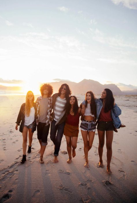 To get a great group photo (like these people on the beach), try posing differently than everyone else. People On The Beach, Group Photo Poses, Group Picture Poses, Six Photo, Photos Bff, Group Photography Poses, Photography Genres, Nothing To Lose, Group Photography