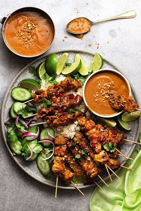 For me, peanut sauce makes or breaks a satay skewer. The secret to a great sauce? A touch of Thai red curry paste for extra savoury oomph. Gluten Free Fried Chicken, Satay Skewers, Thai Chicken Satay, Chicken Satay Skewers, Thai Red Curry Paste, Braised Chicken Thighs, Chicken Recipies, Skewer Recipes, Turkey Recipes Thanksgiving