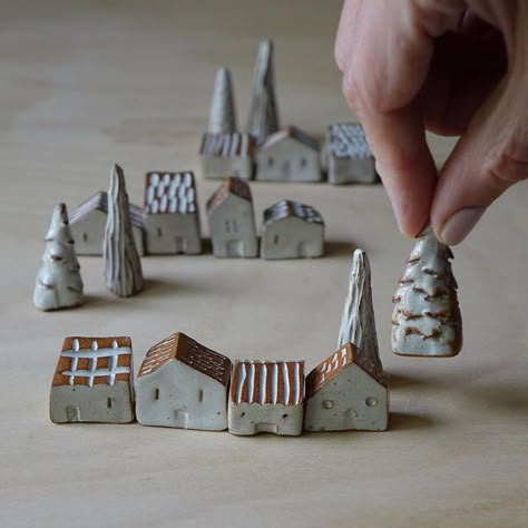 Kate Clark - Carved Modern Rustic Pottery on Instagram House Pottery Ideas, Small Hand Built Pottery Ideas, Tiny Pottery Ideas, Kid Clay Projects, Mini Ceramic Houses, Clay Dry Air, Pottery Gifts To Make, Ceramic Projects For Kids, Pottery Houses Ideas