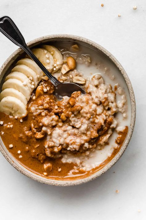 Healthy Peanut Butter Oatmeal, Peanut Butter Banana Oats, Mango Chocolate, Peanut Butter Breakfast, Making Peanut Butter, Peanut Butter Overnight Oats, Oatmeal Toppings, Curves And Confidence, Apple And Peanut Butter