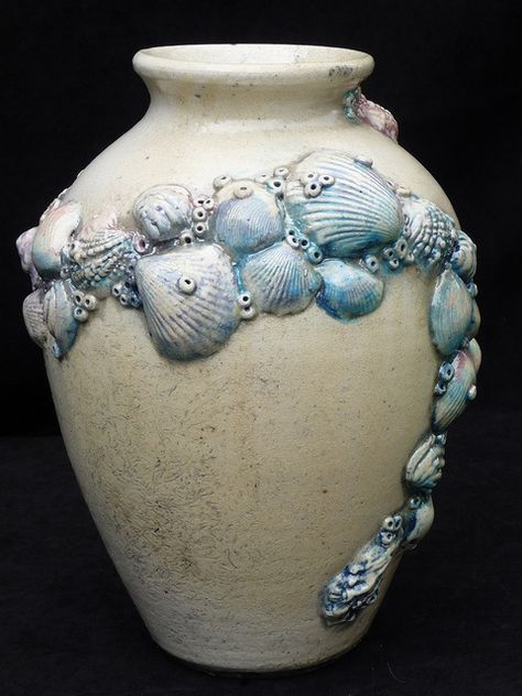 Ceramic Shell Vase, Shell Clay Art, Clay Seashell, Ap Ceramics, Seashell Vase, Clay Shell, Vase Drawing, Shells And Pearls, Shell Vase