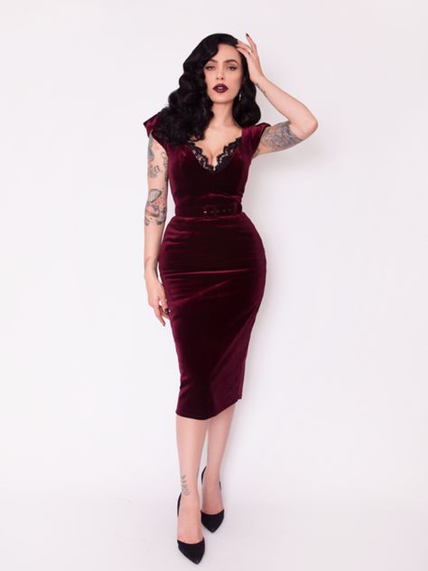 Pinup Model Vintage, Goth Gala Dress, Gothabilly Aesthetic, Dark Red Dress Aesthetic, Mistress Outfit, Pinup Clothes, Gothabilly Fashion, Gothic Pinup, Pinup Goth