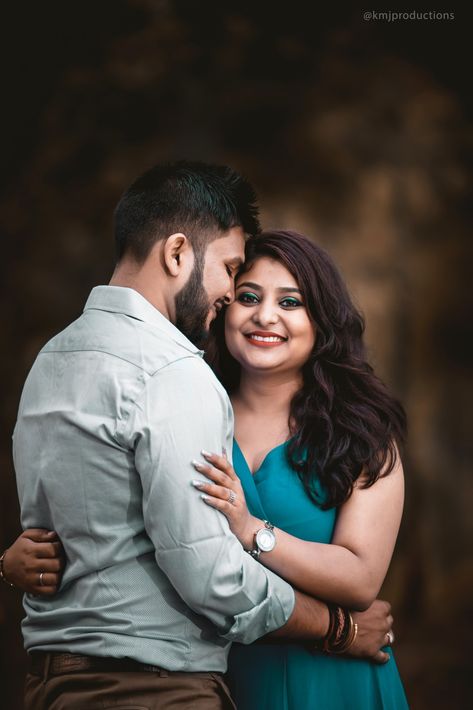 Outdoor Couple Poses, Couple Stills, Prewedding Poses, Outdoor Poses, Pre Wedding Photoshoot Beach, Pose Couple, Trending Photography, Couples Beach Photography, Pre Wedding Photoshoot Props