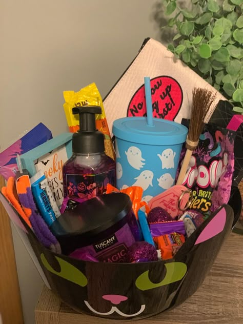 Spooky Basket For Friend Girl, Dog Halloween Basket, Bestie Spooky Baskets, Halloween Gift Basket Ideas For Adults, Cheap Spooky Basket Ideas, Dollar Tree Spooky Basket, Pink Spooky Basket, Halloween Basket Ideas For Girlfriend, Spooky Basket For Best Friend