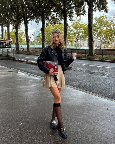 Rainy Day Outfit Skirt, Chunky Loafers, Girls Socks, Rainy Day Outfit, Day Outfit, Outfit Goals, Ootd Fashion, Rainy Day, Skater Skirt