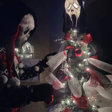 Ghostface Christmas Pfp, Scream Christmas Wallpaper, Danny Johnson, Content Background, Scream Christmas, Christmas Pfps, Creative Halloween Costume Ideas, Heart Pfp, Horror Christmas