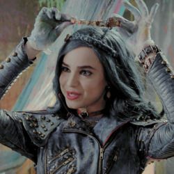 Descendants Icons, Evie Descendants, Mal And Evie, Disney Descendants 3, Disney Channel Descendants, Descendants Cast, Booboo Stewart, Anne Mcclain, China Anne Mcclain