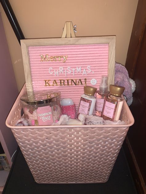 Secret Santa gift basket: Fluffy blanket, fuzzy socks, bath and body works champagne toast, pink letter board (and chocolate in the back!) Pink Gift Basket, Birthday Gifts For Friends, Santa Ideas, Best Friend Christmas Gifts, Basket Christmas, Girl Gift Baskets, Creative Aesthetic, Diy Best Friend Gifts, Birthday Basket