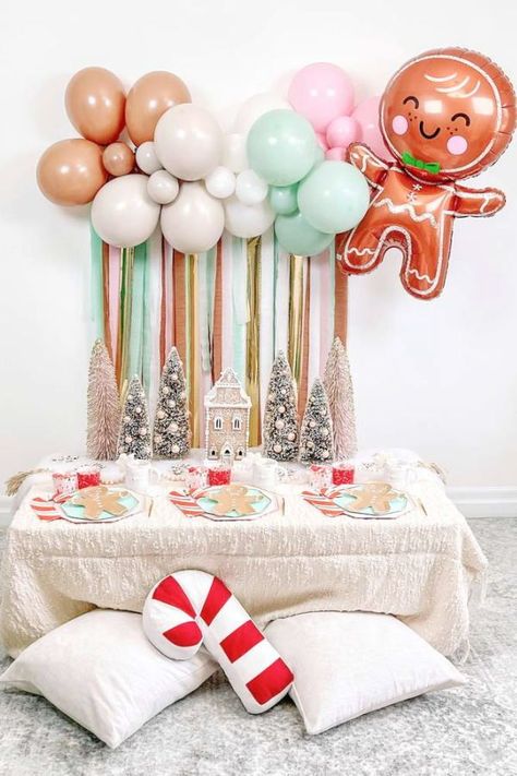 Take a look at this fun gingerbread man - themed Christmas party! Love the backdrop! See more party ideas and share yours at CatchMyParty.com Christmas Balloon Garland, Coco Bar, Garland Balloon, Gingerbread House Parties, Streamer Backdrop, Gingerbread Party, Cookie Decorating Party, Kids Christmas Party, Christmas Birthday Party