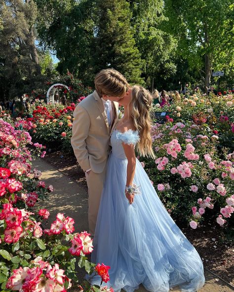 Prom Couples Blue Dress, Couple Ball Outfit, Prom Color Themes Couples, Elegant Prom Pictures, Prom Couples Outfits Blue, Blue Dress Prom Couple, Ball Couple Outfit, Cute Couple Pics Prom, Professional Prom Photos