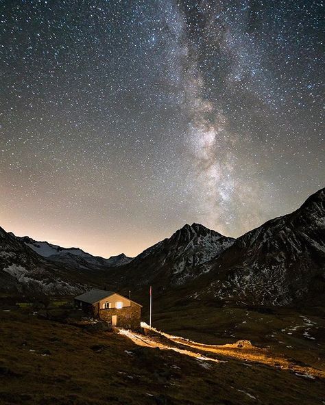 Milky Way season is soon upon us. Who has summer plans to go stargazing? Fotoshooting Ideas, Switzerland Adventure, Birthday Getaway, Mountain Hut, Mountains At Night, Clear Night Sky, Switzerland Vacation, Fall Room, Mountain Huts