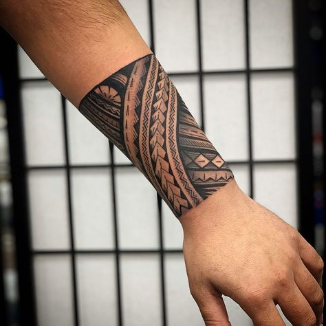 Hawaiian Tattoo Traditional, Polynesian Forearm Tattoo, Tongan Tattoo, Maori Tattoo Arm, Polynesian Tattoo Sleeve, Tato Maori, Tatuagem Masculina Pequena, Maori Tattoos, Forearm Band Tattoos