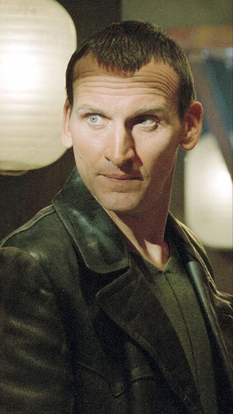 Lockscreen of Christopher Eccleston as the Ninth Doctor. Christopher Eccleston Doctor Who, Chris Eccleston, Doctor Who 9, Ninth Doctor, Reading Area, Christopher Eccleston, Sci Fi Series, Dr Who, Doctor Who