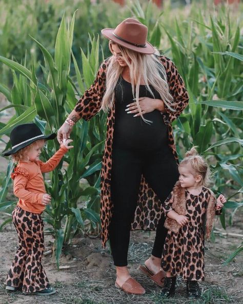 Bell Bottom Outfits, Prego Outfits, Let Her Sleep, Leopard Kimono, Pregnant Halloween, Matching Clothes, Modern Mom, Trendy Boutique, Balloon Sleeve Blouse