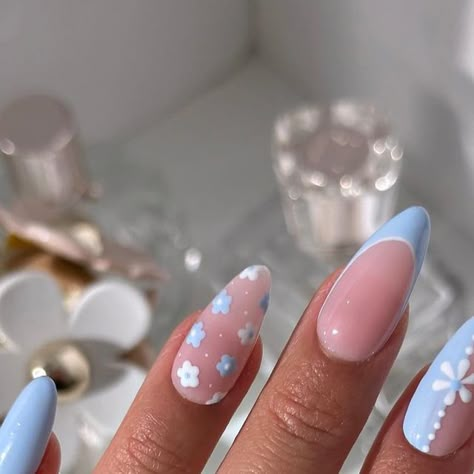 Blue Flower Design Nails, Periwinkle Nails With Flowers, Baby Blue Flower Nails, Subtle Flower Nails, Nail Inspo Trendy 2024 Spring Almond, Dark Blue Flower Nails, Blue Spring Nail Ideas, Light Blue Flower Nails, Cute Blue Summer Nails