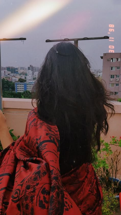 Aesthetic Saree Poses At Home, Saree Selfie Poses At Home, Aesthetic Saree Poses, Blouse Designs Wedding, Saree Sabyasachi, Saree South Indian, Lehenga Silk, South Indian Wedding Saree, Sabyasachi Sarees