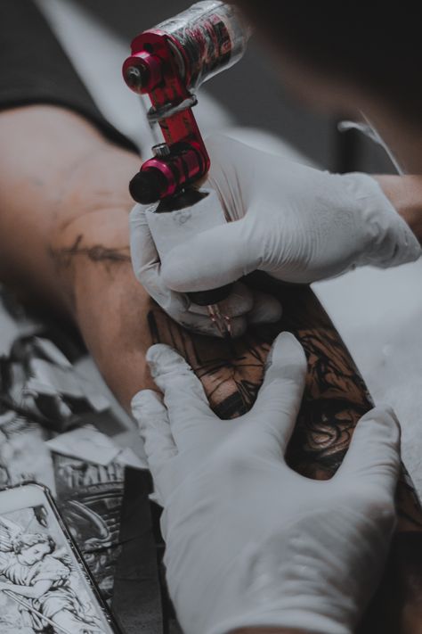 Tattoo Shop Photoshoot, Getting Tattooed Aesthetic, Tattoo Artist Photography, Tattoo Artist Aesthetic, Tattoo Salon, Demon Tattoo, Ideas Photoshoot, Tattoo Master, Tattoo Photography