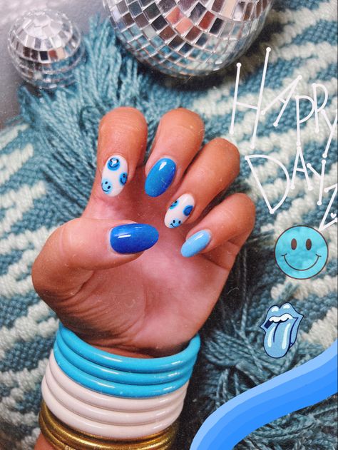 Cute Summer Nail Inspo 2023, Cute Summer Nails Smiley Face, Short Almond Nails Smiley Face, Dip Nails Ideas 2023, Nails Blue Smiley Face, Smiley Nails Happy Faces, Smiley Face Nail Design, Simple Smiley Face Nails, Blue Nails With Smiley Face