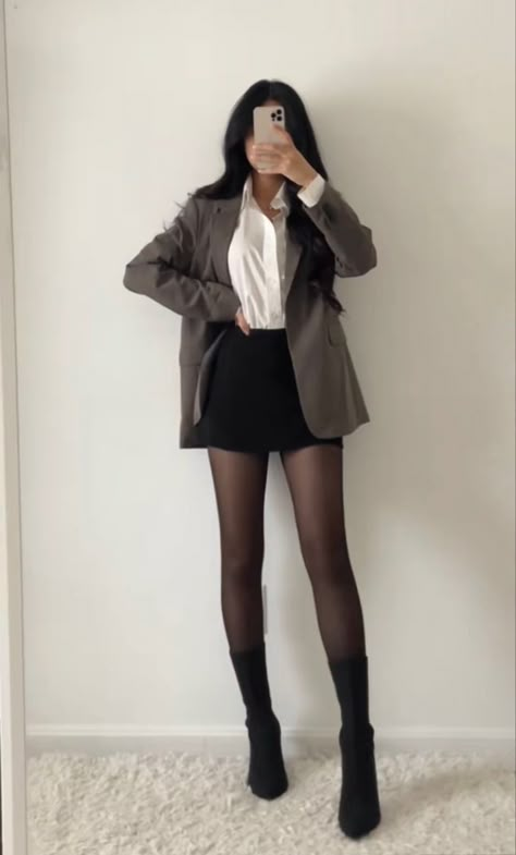 Outfit Ideas For Teens, Aesthetic Closet, Trending Dress, Sixth Form Outfits, Capsule Closet, Tiktok Outfits, Stylish Aesthetic, Aesthetic Outfit Ideas, Classy Work Outfits