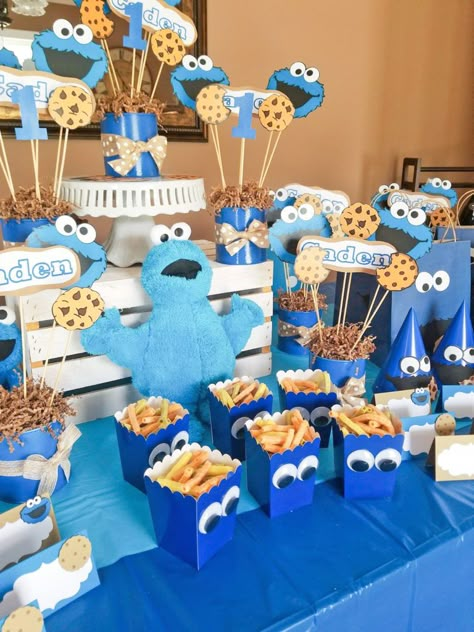 Easy DIY Cookie Monster Party Ideas! You don't have to spend a lot of money to plan a great party! My ideas are super easy and super affordable! Cookie Monster Party Ideas, Cookie Monster Party Decorations, Monster Party Ideas, Cookie Monster Birthday Party, Monster Baby Showers, Cookie Birthday Party, Monster Decorations, Monster 1st Birthdays, Cookie Monster Party