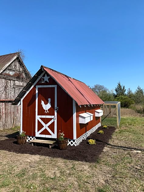 Patriotic Chicken Coop, Painted Chicken Coops Ideas, Midwest Chicken Coop, Chicken Coop Paint Color Ideas, Red And White Chicken Coop, Chicken Coop Paint Ideas Hen House, Chicken Hen House, Red Chicken Coop Ideas, Red Barn Chicken Coop