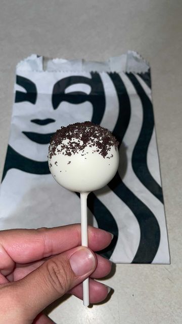 Starbucks Desserts, Starbucks Snacks, Cake Pop Starbucks, Starbucks Food, Cookies And Cream Cake Pops, Cake Pops Starbucks, Starbucks Birthday Cake Pops, Starbucks Cookies And Cream Cake Pop, Cookie Dough Cake Pops Starbucks