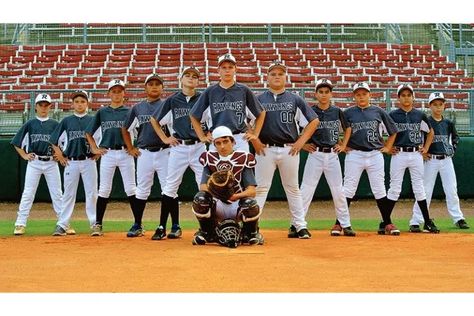 Group Baseball Pictures Boys, Baseball Group Picture Ideas, Team Baseball Picture Ideas, Baseball Team Photos, Baseball Picture Ideas, Baseball Team Pictures Poses, Baseball Portraits, Baseball Team Pictures, Team Picture Poses