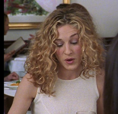 Carrie Bradshaw Hair, Milkshake Hair Products, 3a Hair, Carrie Bradshaw Outfits, 90s Hairstyles, Dirty Blonde, Curly Hair Cuts, Carrie Bradshaw, Dream Hair