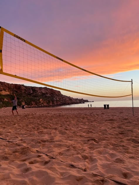 Volley Aesthetic, Aesthetic Volleyball, Volleyball Backgrounds, Volleyball Aesthetic, Volleyball Wallpaper, Volleyball Photos, Volleyball Inspiration, Volleyball Pictures, Beach Volley