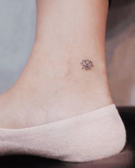 Minimalist Tattoo Meaning, Tato Minimal, Vintage Tattoos, Tattoo Placements, Inspiration Tattoos, Disney Tattoo, Cat Tattoos, Tiny Tattoo, Lotus Tattoo