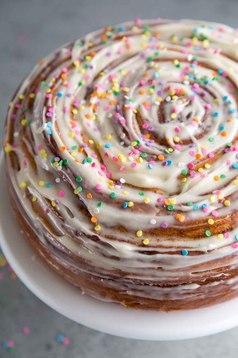 Birthday Cinnamon Roll Cake with Cream Cheese- The Little Epicurean Cinnamon Roll Birthday Cake, Cinnamon Roll Birthday, Roll Birthday Cake, Cake With Cream Cheese Icing, Breakfast Birthday, Candles Birthday, Pastel Cupcakes, Cake Liner, Cake Frosting Recipe