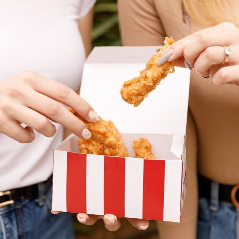 Fast Food Lifestyle Photography, Chicken Nuggets Photography, Fried Chicken Photoshoot, Fried Chicken Restaurant, Food Photoshoot, Meat Markets, Food Content, Fast Healthy Meals, Food Truck Design