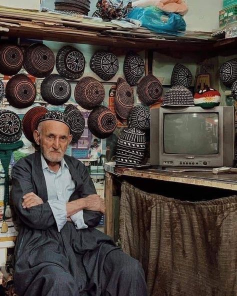 Traditional Headwear, Erbil Kurdistan, Iran Pictures, Beaded Headpiece, Middle Eastern Culture, Culture Day, Ancient Mesopotamia, Folk Clothing, Classy Couple