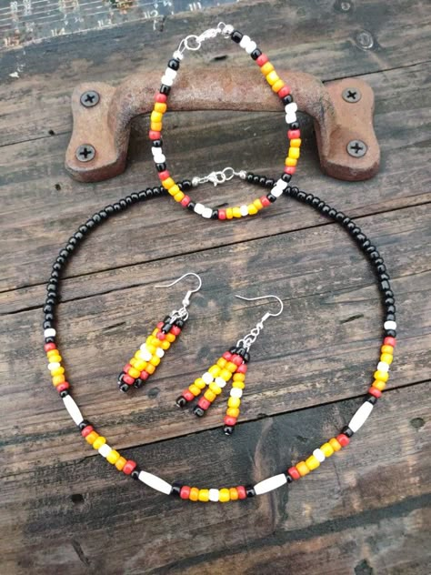 Simple Bead Earrings, Beaded Jewelry Earrings, Handmade Jewelry Ideas, Native Beading Patterns, Native Beading, Native American Necklace, Beaded Jewelry Necklaces, Diy Friendship Bracelets Patterns, Beaded Necklace Designs