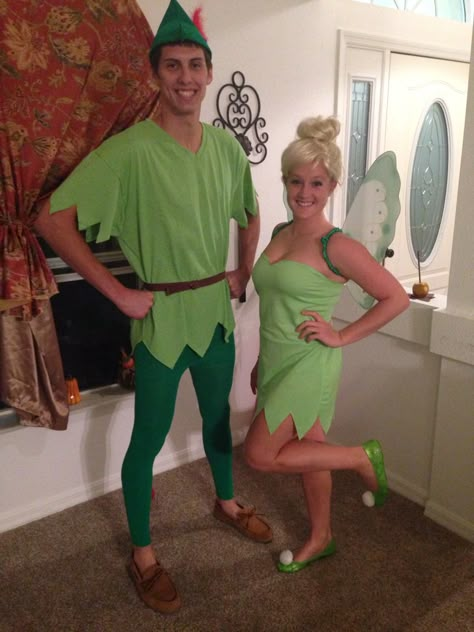 Homemade Peter Pan & TinkerBell costumes ! Peter Pan Tinkerbell Costume, Peter Pan Couple Costume, Tinker Bell Halloween, Diy Tinkerbell Costume, Diy Peter Pan Costume, Disfraz Peter Pan, Peter Pan Kostüm, Tinkerbell And Peter Pan, Diy Girls Costumes