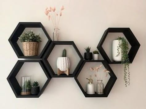 Hexagon Shelf Decor, Home Office Shelves, Honeycomb Shelves, Hexagon Shelves, Foto Tips, Cozy Room Decor, Room Design Bedroom, Room Makeover Bedroom, Cute Room Decor