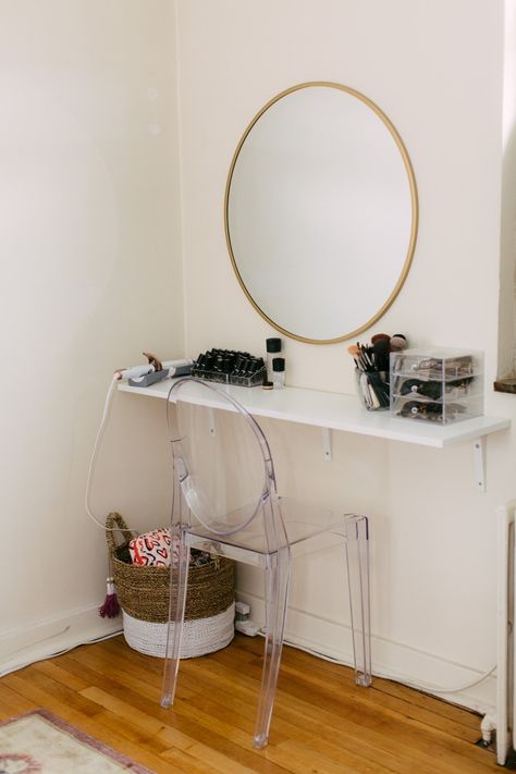 Diy Makeup Vanity With Storage, Diy Makeup Desk, Chic Makeup Vanity, Small Makeup Vanity, Small Makeup Vanities, Make Up Diy, Diy Makeup Vanity, Bedroom Redesign, House Organization