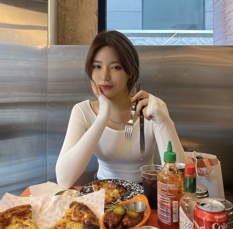 Eating Pictures, Korean Restaurant, Pose Fotografi, Ulzzang Couple, Picture Icon, Japanese Restaurant, Asia Girl, Cute Poses For Pictures