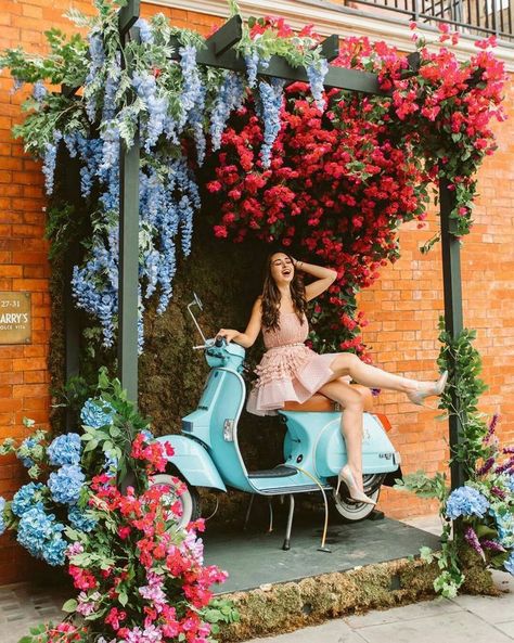 Selfie Wall Ideas For Cafe, Garden Selfie Ideas, Restaurant Selfie Wall Ideas, Cafe Selfie Wall, Diy Restaurant Decor, Selfie Spot Ideas, Wall Gardens Outdoor, Selfie Wall Ideas Photo Backdrops, Selfie Wall Ideas Restaurant