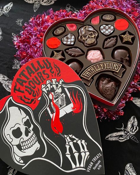 Goth Valentines Day Gifts, Goth Chocolate, Room Ideas Goth, Dark Valentines Aesthetic, Valentine Goth, Goth Valentines Day, Creepy Valentines, Dark Valentines, Spooky Sayings